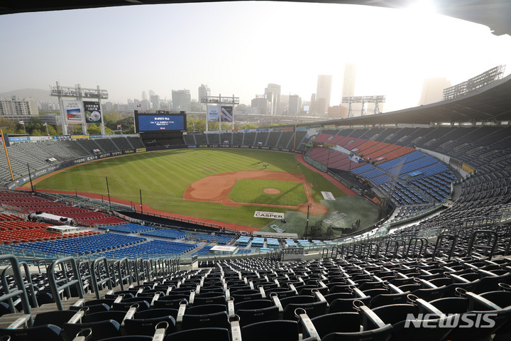 [서울=뉴시스] 김진아 기자 = 12일 오후 서울 잠실야구장에서 열릴 예정이던 2023 프로야구 키움 히어로즈와 두산 베어스의 경기가 미세먼지로 취소, 전광판에 미세먼지로 취소 됐다는 안내문이 나오고 있다. 2023.04.12. bluesoda@newsis.com
