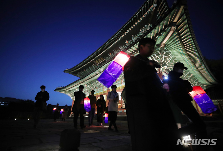 [서울=뉴시스] 김진아 기자 = 12일 서울 창덕궁에서 열린 '창덕궁 달빛기행' 특별행사에서 시민들이 경내를 둘러보고 있다. 문화재청 궁능유적본부와 한국문화재재단은 이달 13일부터 6월 4일까지 매주 목∼일요일에 '창덕궁 달빛기행' 프로그램을 운영한다. 2023.04.12. bluesoda@newsis.com