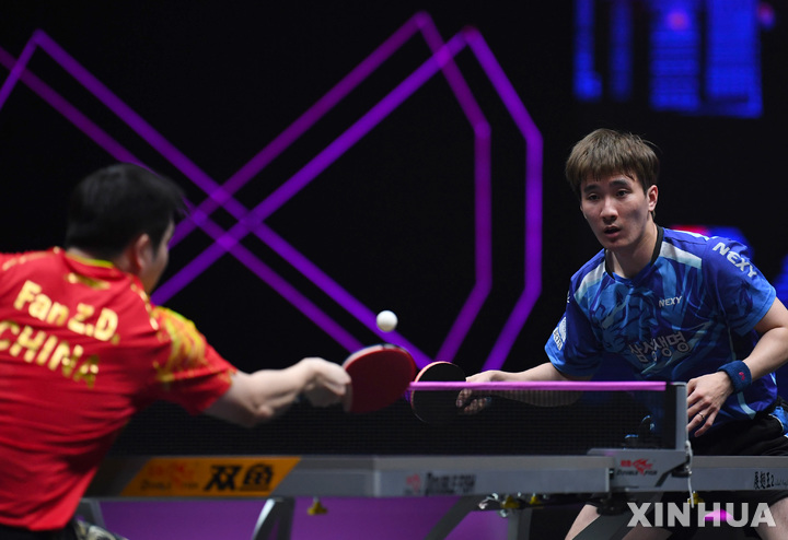 [신샹=신화/뉴시스] 이상수(36위)가 이 12일(현지시간) 중국 허난성 신샹에서 열린 2023 월드테이블테니스(WTT) 챔피언스 남자 단식 16강전에서 판전둥(1위·중국)과 경기하고 있다. 이상수는 세계 최강 판전둥에게 1-3(11-9 4-11 6-11 5-11)으로 역전패했다. 2023.04.13.