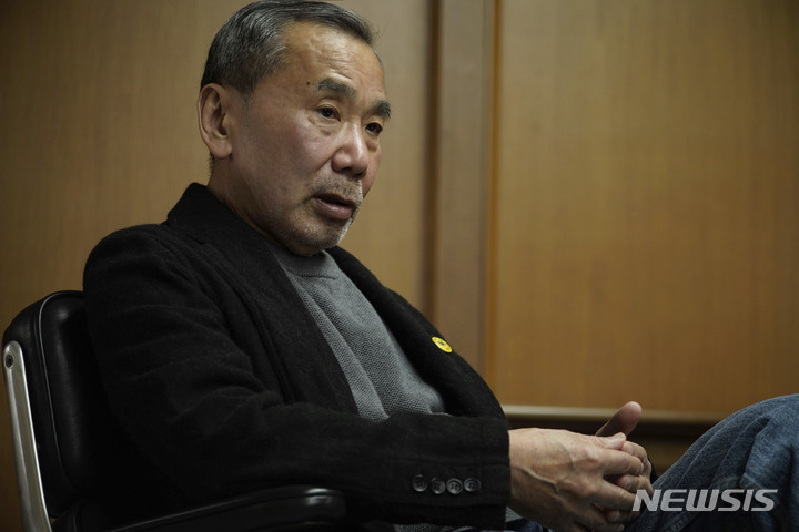 [도쿄=AP/뉴시스] 일본 소설가 무라카미 하루키가 13일 6년 만에 신작 장편소설 '거리와 그 불확실한 벽'을 출간한다. 사진은 지난 3월17일 신초샤 출판사에서 촬영됐다.