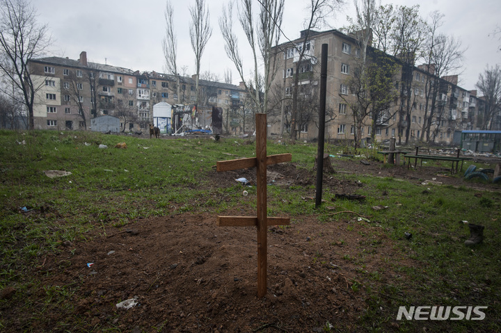 [바흐무트=AP/뉴시스] 2023년 자료 사진으로, 우크라이나 도네츠크주 바흐무트의 한 아파트 공터에 러시아군의 포격으로 숨진 시민의 무덤이 놓여 있다. (사진=뉴시스DB)