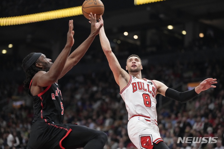[토론토=AP/뉴시스] 시카고 불스의 잭 라빈(오른쪽). 2023.04.13.