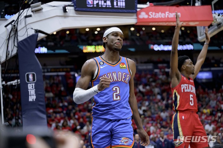[뉴올리언스=AP/뉴시스] 오클라호마시티 선더의 샤이 길저스 알렉산더(왼쪽). 2023.04.13.
