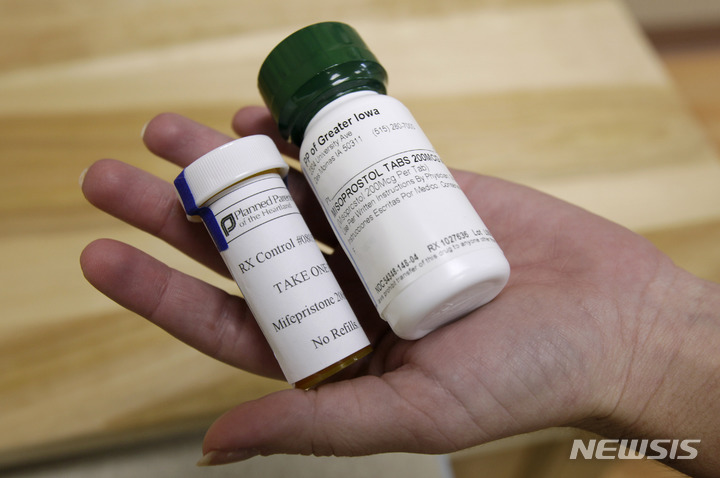 [AP/뉴시스] 낙태 두 약제인 미페프리스톤(왼쪽)과 미소프로스톨 