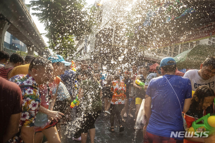 [방콕=AP/뉴시스] 13일(현지시간) 태국 방콕에서 송끄란 축제가 열려 시민들이 유쾌한 물싸움을 하고 있다. 송끄란 축제는 태국 사람들이 가족과 어른에게 복을 빌어주고 불상에 존경을 표하기 위해 손에 물을 뿌리는 것에서 유래했으며 15일까지 이어진다. 2023.04.14.