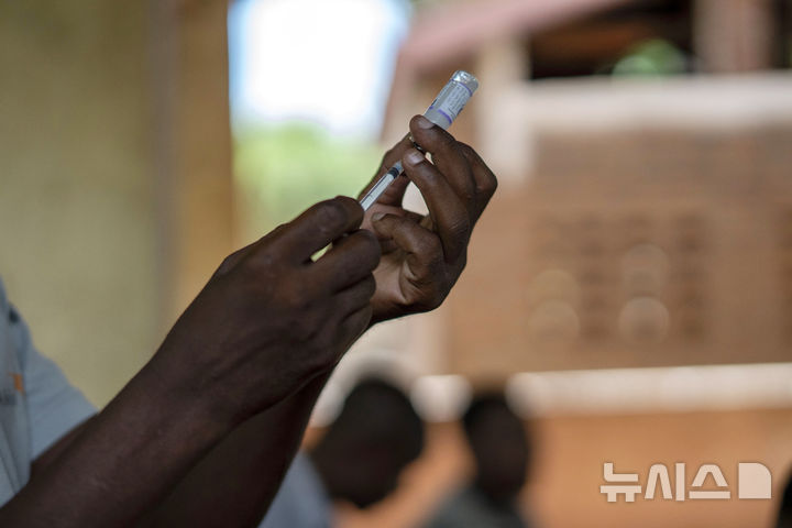 [AP/뉴시스]아프리카에서 접종되는 말라리아 백신. 미국이 국제개발처(USAID)를 폐쇄하면서 아프리카 국가들에 대한 보건 지원이 크게 축소된 것을 보완하기 위해 아프리카 각국과 보건지원협정을 체결하고 있다. 그러나 가나 등 일부 국가들이 개인의 의료 정보 노출을 우려해 협정 체결을 거부하고 있다. 2026.5.2. 