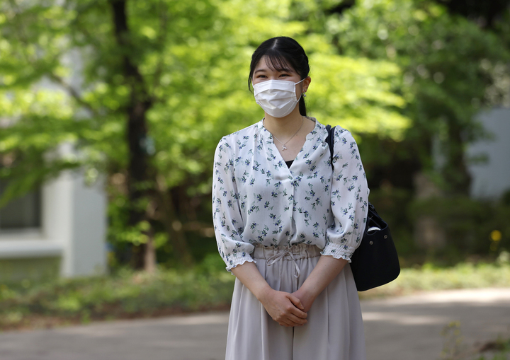 [도쿄=AP/뉴시스 ] 일본 나루히토 일왕의 외동딸인 아이코 공주가 도쿄 가쿠슈인대 수업에 참석하기 위해 12일 등교했다. 2023.04.13. *재판매 및 DB 금지
