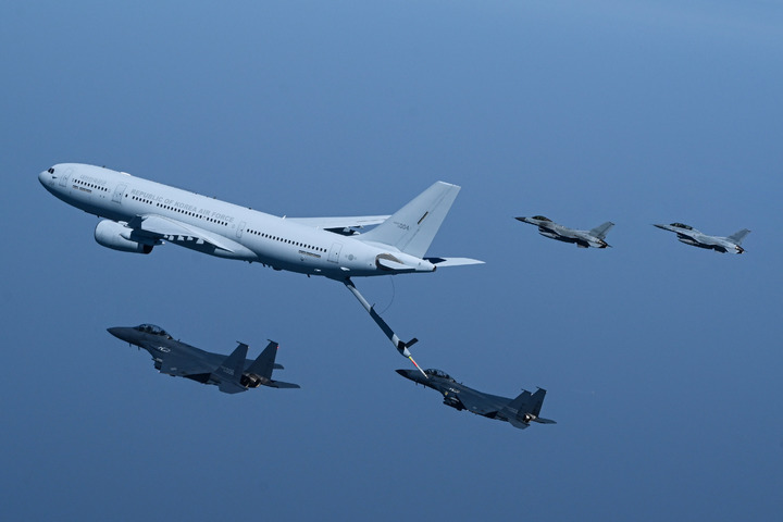 [서울=뉴시스] 공군 KC-330 공중급유기가 12일 후미로 진입한 F-15K 전투기에 급유 붐을 길게 내려 공중급유를 시도하고 있다. (사진=공군) 2023.04.13. photo@newsis.com *재판매 및 DB 금지