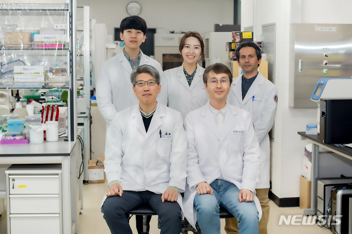 [전주=뉴시스]윤난슬 기자 = 전북대학교는 국성호(대학원 생리활성소재과학과·아래 우측)·이정채 교수(치의학과·아래 좌측) 연구팀이 최근 동물모델을 활용해 초미세먼지 노출 시기에 따른 조혈모줄기세포의 노화 양상과 치사율 간의 관련 기작을 밝힌 논문을 발표했다고 13일 밝혔다.(사진=전북대 제공) 