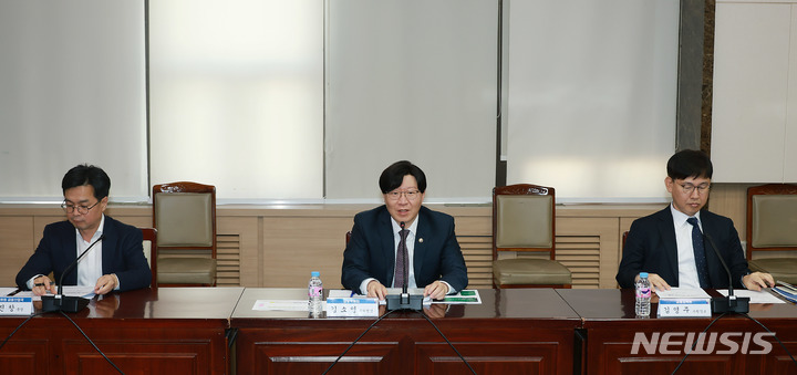 [서울=뉴시스]김소영 금융위원회 부위원장(가운데)이 12일 오후 서울 종로구 정부서울청사 19층 대회의실에서 개최한 은행권 경영·영업관행·제도개선 TF 5차 실무작업반 회의에서 은행권의 사회공헌 활성화 방안과 은행 점포폐쇄 내실화 방안에 대해 논의했다. 2023.4.13 (사진= 금융위원회 제공) photo@newsis.com