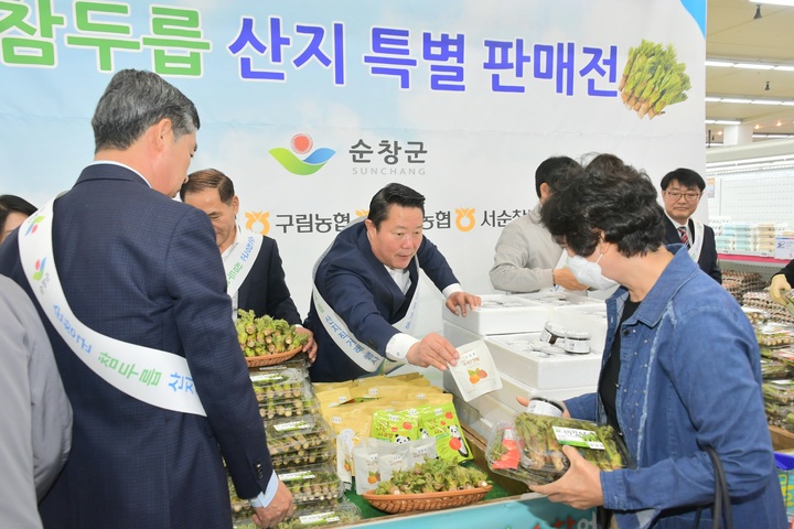 최영일 순창군수가 두릅 구매고객에게 판촉물을 건네고 있다. *재판매 및 DB 금지