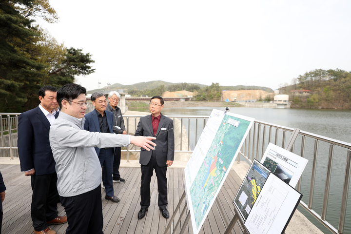13일 오후 오병권 행정1부지사가 안성 마둔저수지를 방문해 농업용수 공급 및 가뭄대책을 점검하고 있다. (사진=경기도 제공) *재판매 및 DB 금지