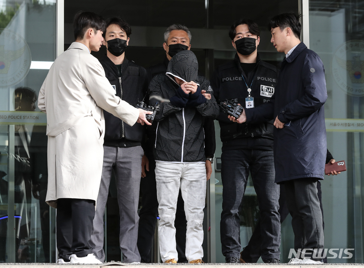 [서울=뉴시스] 김근수 기자 = '강남 납치·살해 사건'의 배후로 지목된 피의자 유상원(51)이 13일 오전 서울 강남구 수서경찰서에서 검찰로 구속 송치되고 있다. 2023.04.13. ks@newsis.com