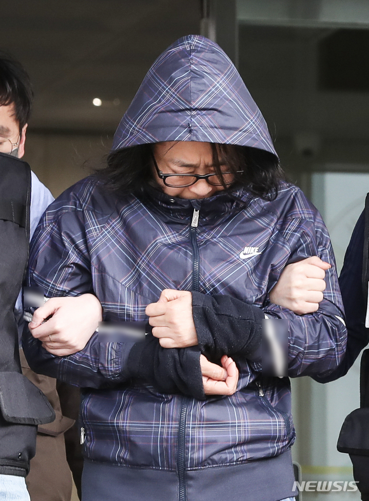 [서울=뉴시스] 김근수 기자 = '강남 납치·살해 사건'의 배후로 지목된 피의자 황은희(49)가 13일 오전 서울 강남구 수서경찰서에서 검찰로 구속 송치되고 있다. 2023.04.13. ks@newsis.com