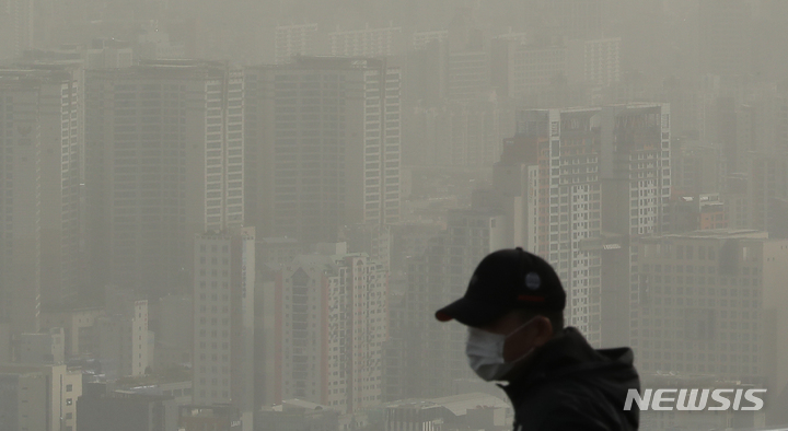 [서울=뉴시스] 김금보 기자 = 미세먼지 농도가 매우나쁨 수준을 보인 13일 오전 서울 중구 남산에서 바라본 도심이 미세먼지에 갇혀있다. 2023.04.13. kgb@newsis.com