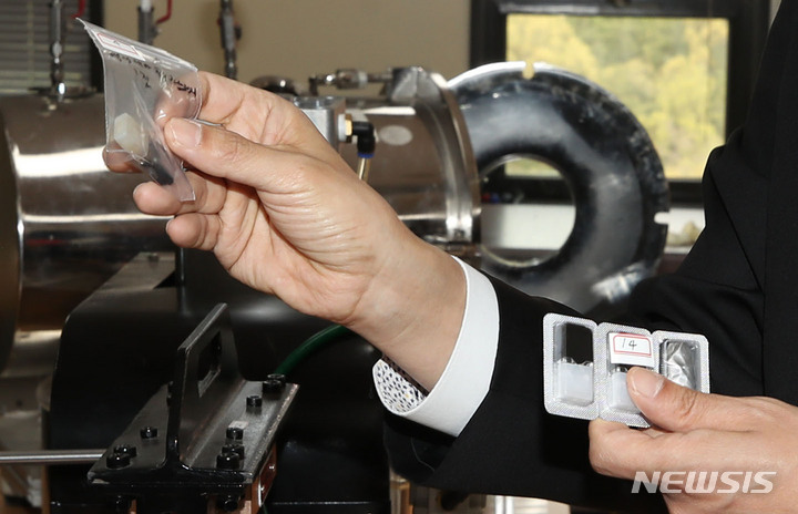 [서울=뉴시스] 조수정 기자 = 13일 서울 서초구 중앙지검에서 열린 대마 재배시설 검거 브리핑에서 신준호 강력부장이 압수물품을 공개하며 설명하고 있다. 2023.04.13.chocrystal@newsis.com