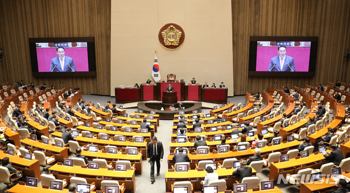 [서울=뉴시스] 전진환 기자 = 정희용 국민의힘 의원이 13일 오전 서울 여의도 국회에서 열린 제405회 국회(임시회) 제4차 국회의원 선거제도 개선에 관한 결의안 심사를 위한 전원위원회에서 발언하고 있다.  2023.04.13. amin2@newsis.com