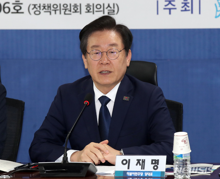 [서울=뉴시스] 고범준 기자 = 이재명 더불어민주당 대표가 13일 오전 서울 여의도 국회 의원회관에서 열린 '윤석열 정부 1년 평가 연속토론회' 무너진 1년, 위기의 대한민국 제1차 경제 무너진 삶, 캄캄한 미래에서 발언하고 있다. 2023.04.13. bjko@newsis.com