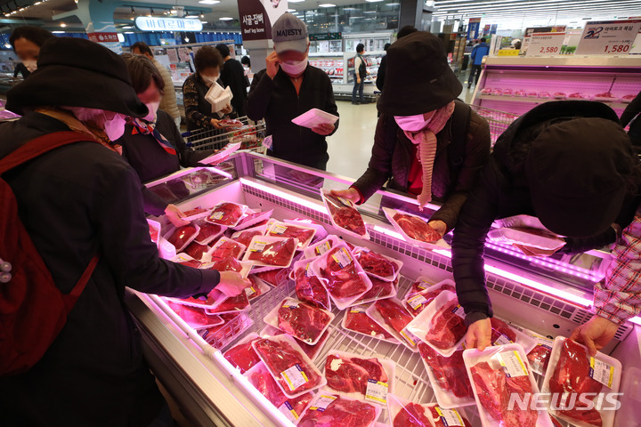 [서울=뉴시스] 조수정 기자 = 서울 서초구 하나로마트 양재점 축산코너에서 소비자들이 한우고기를 고르고 있다. 2023.04.13.chocrystal@newsis.com