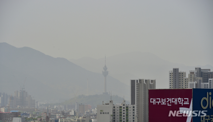 [대구=뉴시스] 이무열 기자 = 중국발 황사의 영향으로 미세먼지 농도가 ‘매우 나쁨’ 수준을 보인 지난 13일 대구 북구 침산동에서 바라본 대구 83타워가 뿌옇게 보이고 있다. 2023.04.13. lmy@newsis.com