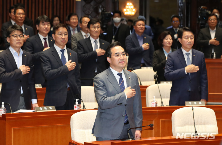 [서울=뉴시스] 이영환 기자 = 박홍근 더불어민주당 원내대표와 의원들이 13일 오후 서울 여의도 국회에서 열린 의원총회에서 국민의례를 하고 있다. 2023.04.13. 20hwan@newsis.com