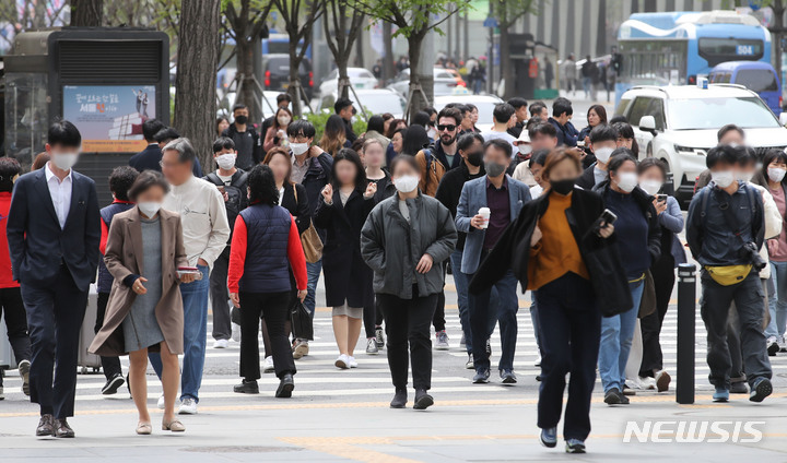 [서울=뉴시스] 권창회 기자 = 중소기업 취업자가 꾸준히 늘고 있지만 전체 취업자에서 차지하는 비중이 좀처럼 90% 선을 회복하지 못하는 것으로 나타났다. 통계청에 따르면 지난달 취업자 2822만 3000명 중 종사자 300인 미만 중소기업의 취업자는 2513만 8000명으로 89.1%를 차지했다. 사진은 13일 오후 서울 시내에서 직장인들이 점심시간을 맞아 이동하는 모습. 2023.04.13. kch0523@newsis.com