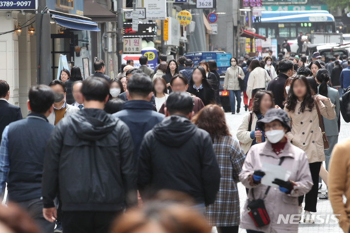 [서울=뉴시스] 권창회 기자 = 지난 13일 오후 서울 시내에서 직장인들이 점심시간을 맞아 이동하는 모습. 2023.04.13. kch0523@newsis.com