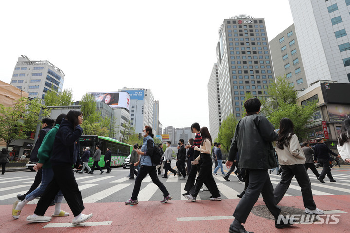 [서울=뉴시스] 권창회 기자 = 서울 시내에서 직장인들이 점심시간에 이동하고 있다. 2023.04.13. kch0523@newsis.com