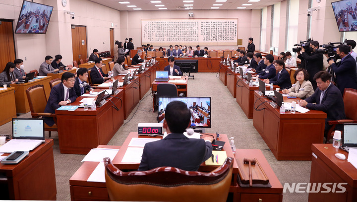 [서울=뉴시스] 추상철 기자 = 13일 오후 서울 여의도 국회에서 법제사법위원회 전체회의가 열리고 있다. 2023.04.13. scchoo@newsis.com