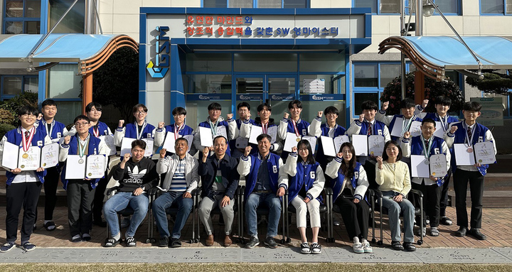 [광주=뉴시스] 2023전국기능경기대회 광주대표, 소프트웨어마이스터고 학생들. (사진=광주시교육청 제공). photo@newsis.com *재판매 및 DB 금지