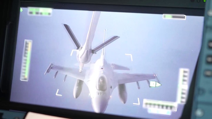[서울=뉴시스] 공군은 지난 12일 서해에서 다목적 공중급유수송기 '시그너스(KC-330)' 공중급유훈련을 실시했다고 13일 밝혔다. 사진은 공중급유통제사가 실제 공중급유 임무를 수행할 때 보는 화면 모습. 공중급유통제사들은 3D 카메라로 구현되는 입체화면을 통해 피급유기와의 거리감을 느낄 수 있다. (사진=공군 제공) 2023.04.13. photo@newsis.com *재판매 및 DB 금지