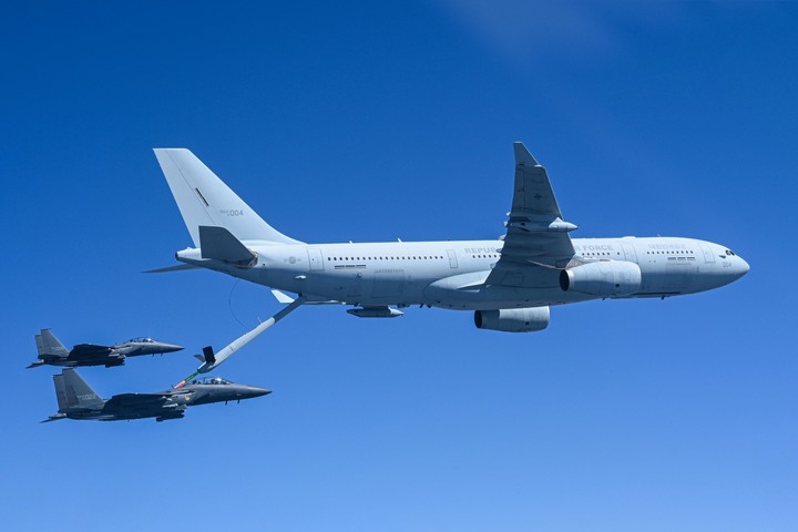 [서울=뉴시스] 공군은 지난 12일 서해에서 다목적 공중급유수송기 '시그너스(KC-330)' 공중급유훈련을 실시했다고 13일 밝혔다. 사진은 공군 KC-330 공중급유기가 후미로 진입한 F-15K 전투기에 급유 붐을 길게 내려 공중급유를 시도하는 모습. (사진=공군 제공) 2023.04.13. photo@newsis.com *재판매 및 DB 금지