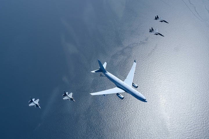 [서울=뉴시스] 공군은 지난 12일 서해에서 다목적 공중급유수송기 '시그너스(KC-330)' 공중급유훈련을 실시했다고 13일 밝혔다. 사진은 시그너스가 피급유기인 F-15K와 KF-16 전투기 편대와 함께 비행하는 모습. (사진=공군 제공) 2023.04.13. photo@newsis.com *재판매 및 DB 금지