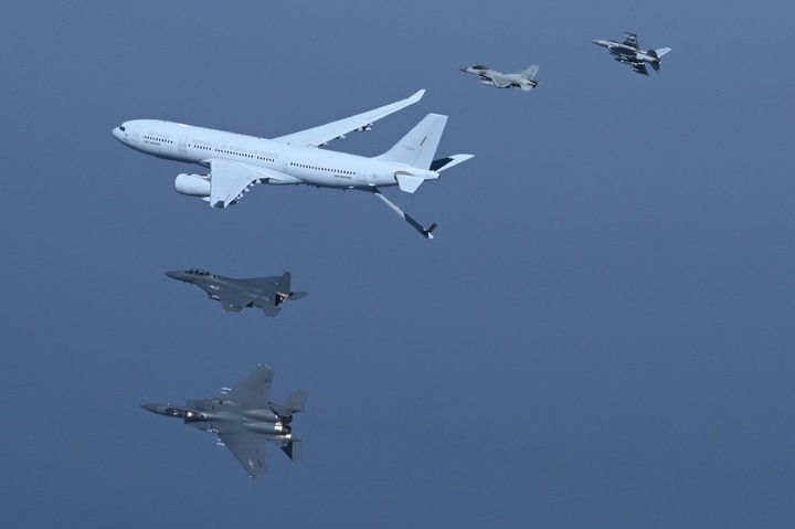 [서울=뉴시스] 공군은 서해에서 다목적 공중급유수송기 '시그너스(KC-330)' 공중급유훈련을 실시했다고 13일 밝혔다. 사진은 공군 KC-330 공중급유기와 피급유기인 F-15K, KF-16 전투기 편대가 11일 공중급유임무를 마치고 임무공역으로 이동하는 모습. (사진=공군 제공) 2023.04.13. photo@newsis.com *재판매 및 DB 금지