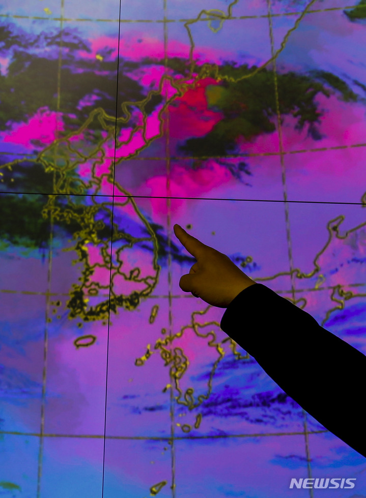 [서울=뉴시스] 정병혁 기자 = 중국발 황사 영향으로 미세먼지 농도가 전국 대부분 지역에서 '매우 나쁨' 수준을 보인 13일 서울 동작구 기상청 전광판에 표시된 위성 영상에 한반도를 지나고 있는 황사(빨간색 부분)가 나타나고 있다. 2023.04.13. jhope@newsis.com