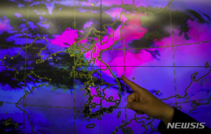 [서울=뉴시스] 정병혁 기자 = 중국발 황사 영향으로 미세먼지 농도가 전국 대부분 지역에서 '매우 나쁨' 수준을 보인 13일 서울 동작구 기상청 전광판에 표시된 위성 영상에 한반도를 지나고 있는 황사(빨간색 부분)가 나타나고 있다. 2023.04.13. jhope@newsis.com