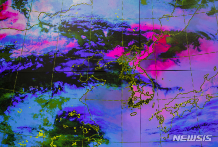 [서울=뉴시스] 정병혁 기자 = 중국발 황사 영향으로 미세먼지 농도가 전국 대부분 지역에서 '매우 나쁨' 수준을 보인 13일 서울 동작구 기상청 전광판에 표시된 위성 영상에 한반도를 지나고 있는 황사(빨간색 부분)가 나타나고 있다. 2023.04.13. jhope@newsis.com