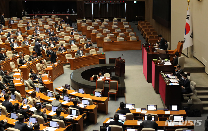 [서울=뉴시스] 전진환 기자 = 김진표 국회의장이 13일 오후 서울 여의도 국회에서 열린 제405회국회(임시회) 제4차 본회의에서 윤석열 대통령이  거부권을 행사해 국회로 돌아온 양곡관리법 개정안이 재석 290명, 찬성 177명, 반대 112명, 무 1명으로 부결됐음을 알리고 있다. 2023.04.13. amin2@newsis.com