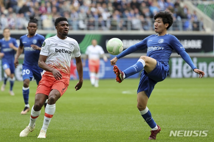 [헨트=AP/뉴시스] 벨기에 프로축구 헨트의 홍현석(오른쪽)이 13일(현지시간) 헨트의 겔람코 아레나에서 열린 2022~23 유럽축구연맹(UEFA) 유로파콘퍼런스리그 8강 웨스트햄 유나이티드(잉글랜드)와의 1차전 경기 중 공을 다투고 있다. 홍현석은 64분을 뛰었고 팀은 1-1로 비겼다. 2023.04.14.