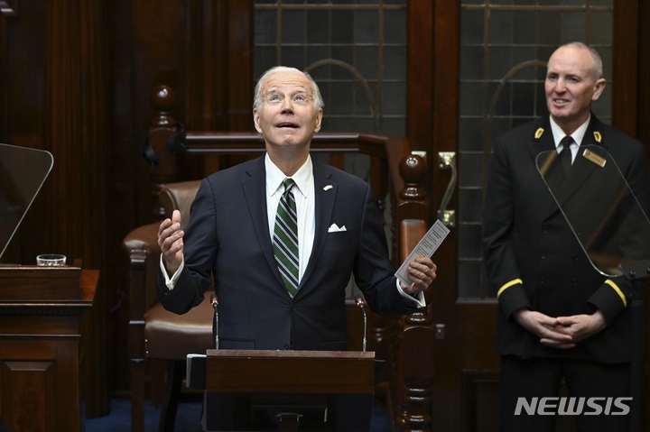 [더블린=AP/뉴시스] 조 바이든 미국 대통령이 13일(현지시간) 아일랜드 더블린 의회에서 연설하면서 의원들을 올려보고 있다. 바이든 대통령은 아일랜드어로 "고향에 왔다"라고 인사하며 "아일랜드 이민자들이 지금 미국의 모습을 만들었다"라고 양국의 끈끈함을 전했다. 2023.04.14.