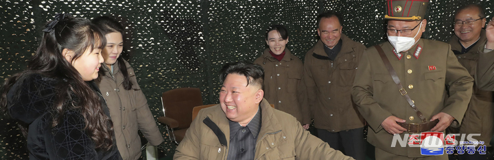 [평양=AP/뉴시스] 북한 조선중앙통신이 14일 제공한 사진에 김정은(가운데) 북한 국무위원장이 13일 북한의 장소가 공개되지 않은 곳에서 부인 리설주 여사, 김여정 노동당 중앙위 부부장, 딸 주애와 함께 대륙간탄도미사일(ICBM) '화성-18' 시험발사 모습을 지켜보고 있다. 2023.04.14.