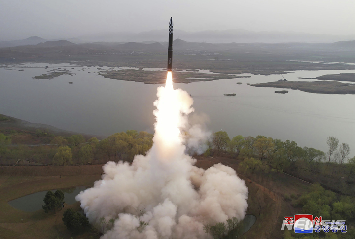 [평양=AP/뉴시스] 북한 조선중앙통신이 14일 제공한 사진에 13일 북한의 장소가 공개되지 않은 곳에서 대륙간탄도미사일(ICBM) '화성-18'호가 시험 발사되고 있다. 2023.04.14.