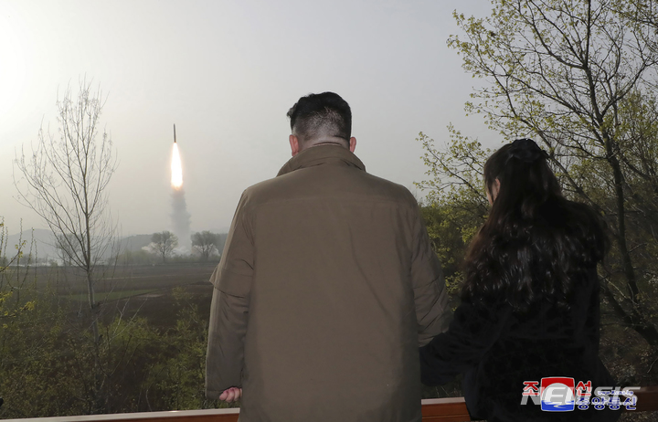 [평양=AP/뉴시스] 북한 조선중앙통신이 14일 제공한 사진에 김정은 북한 국무위원장이 13일 북한의 장소가 공개되지 않은 곳에서 딸 주애와 함께 대륙간탄도미사일(ICBM) '화성-18' 시험발사 모습을 지켜보고 있다. 2023.04.14.