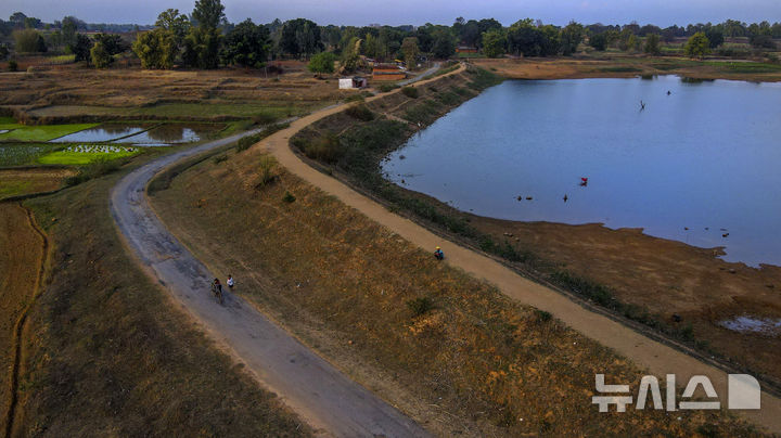 [암비카푸르(차티스가르 주)=AP/뉴시스]2023년 3월20일 월요일, 인도 차티스가르 주 암비카푸르 지구 하리푸르 마을의 한 호숫가모습. 2026.1.4