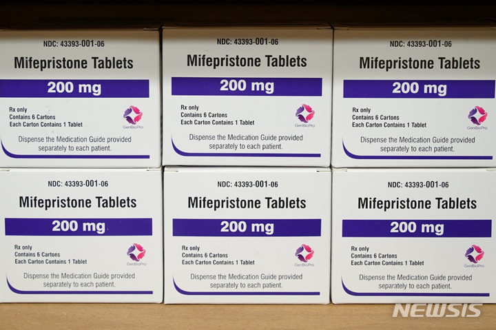 [터스컬루사(앨라배마주)=AP/뉴시스] 19일(현지시간) AP통신 등 외신에 따르면 연방 대법원은 이날 오후 '미 식품의약국(FDA) 경구용 낙태약(미페프리스톤) 승인 취소'에 대한 일시중지 명령 기간을 오는 21일 까지 연장했다. 사진은 경구용 임신중절약 미페프리스톤. 2023.04.15.