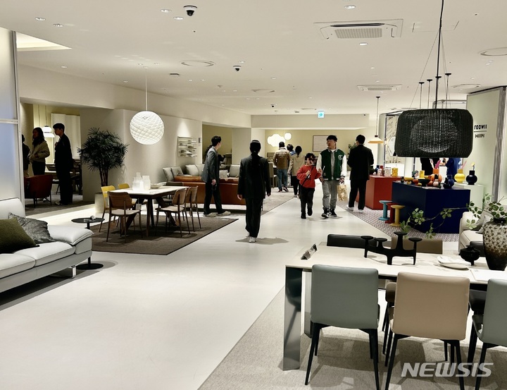 [서울=뉴시스] 한샘디자인파크 송파점에서 고객이 전시를 둘러보고 있다. (사진=한샘 제공) 2023.04.14. photo@newsis.com