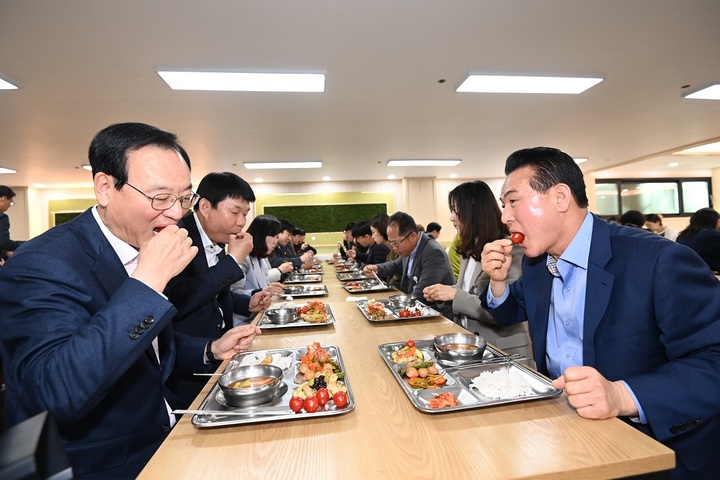 백성현 논산시장을 비롯한 직원들이 14일 구내식당에서 방울토마토를 시식하고 있다. 2023. 04. 14 논산시 *재판매 및 DB 금지