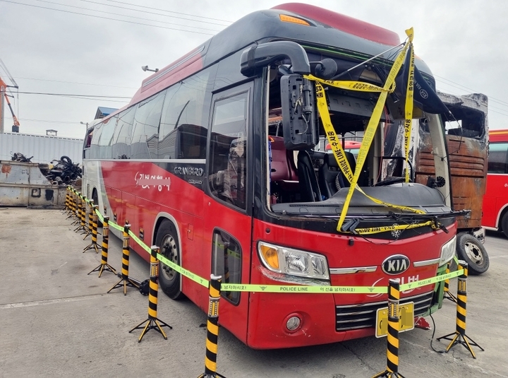 공업사에 옮겨진 충주 전도사고 관광버스. *재판매 및 DB 금지