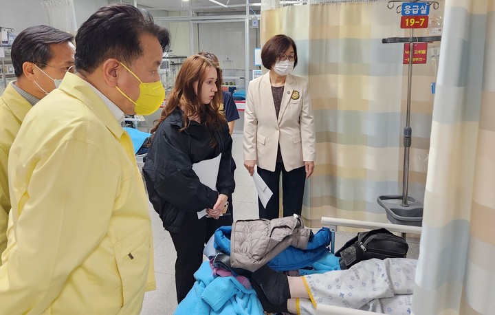 김영환 충북지사가 충주의료원을 방문, 관광버스 전도사고로 부상을 입은 외국인 관광객을 위로하고 있다. (사진=충북도 제공) *재판매 및 DB 금지