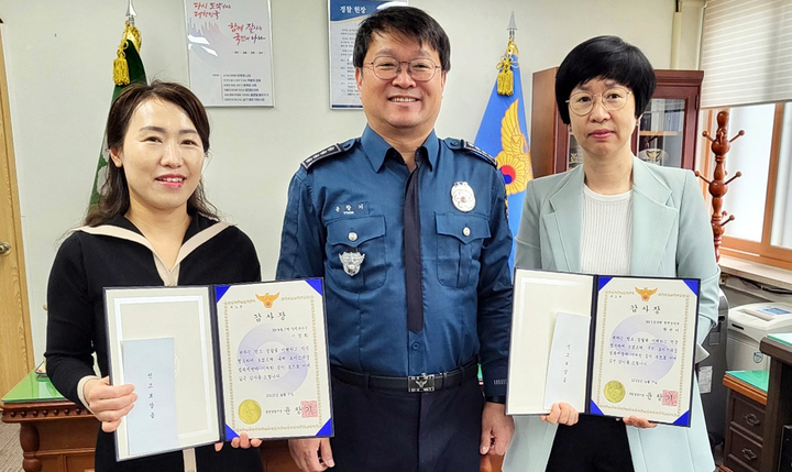 [함평=뉴시스] NH농협은행은 전남 함평군지부 곽선미 부지부장(오른쪽)과 이경희 과장(왼쪽)이 전화금융사기 피해를 막아낸 공로로 함평경찰로부터 감사장을 받았다고 14일 밝혔다. *재판매 및 DB 금지